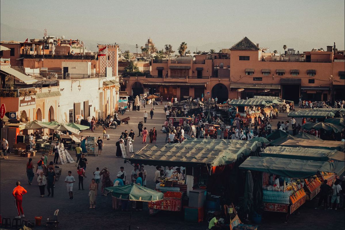 Der Jemaa el-Fna in Marrakesch von oben bei Tag, mit Ständen und Menschen