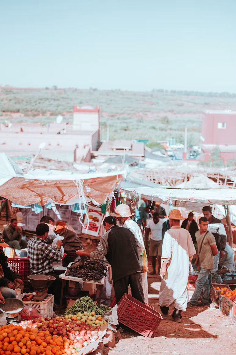 Ein Markt in Marrakesch mit Obst und Händlern