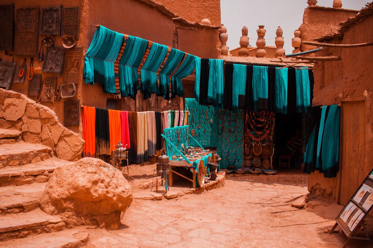 Rote Mauern mit bunten Stoffen in Marrakesch