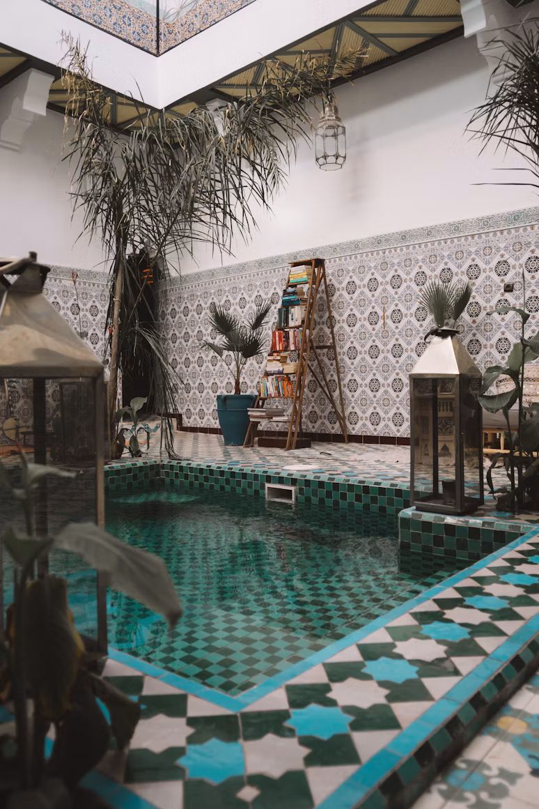 Pool in einem Riad-Innenhof mit grün-weißen Zellige-Fliesen